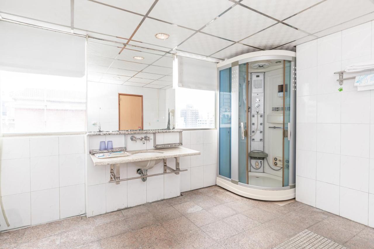 Yi Pin Business Hotel 타오위안 외부 사진