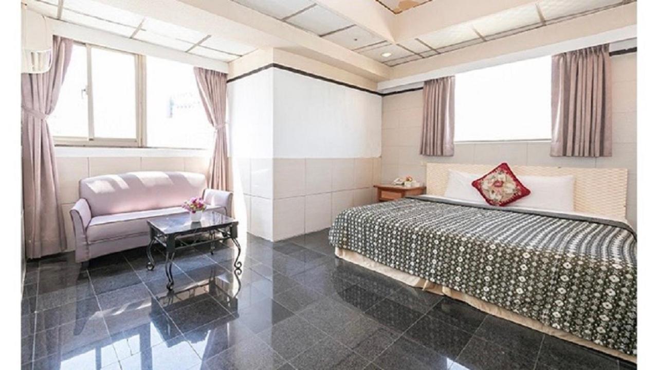 Yi Pin Business Hotel 타오위안 외부 사진