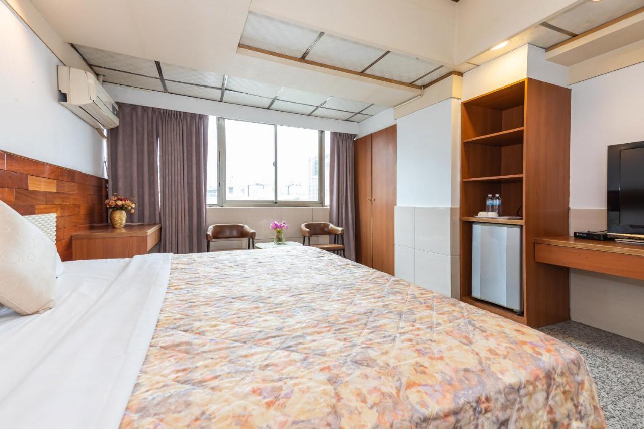 Yi Pin Business Hotel 타오위안 외부 사진