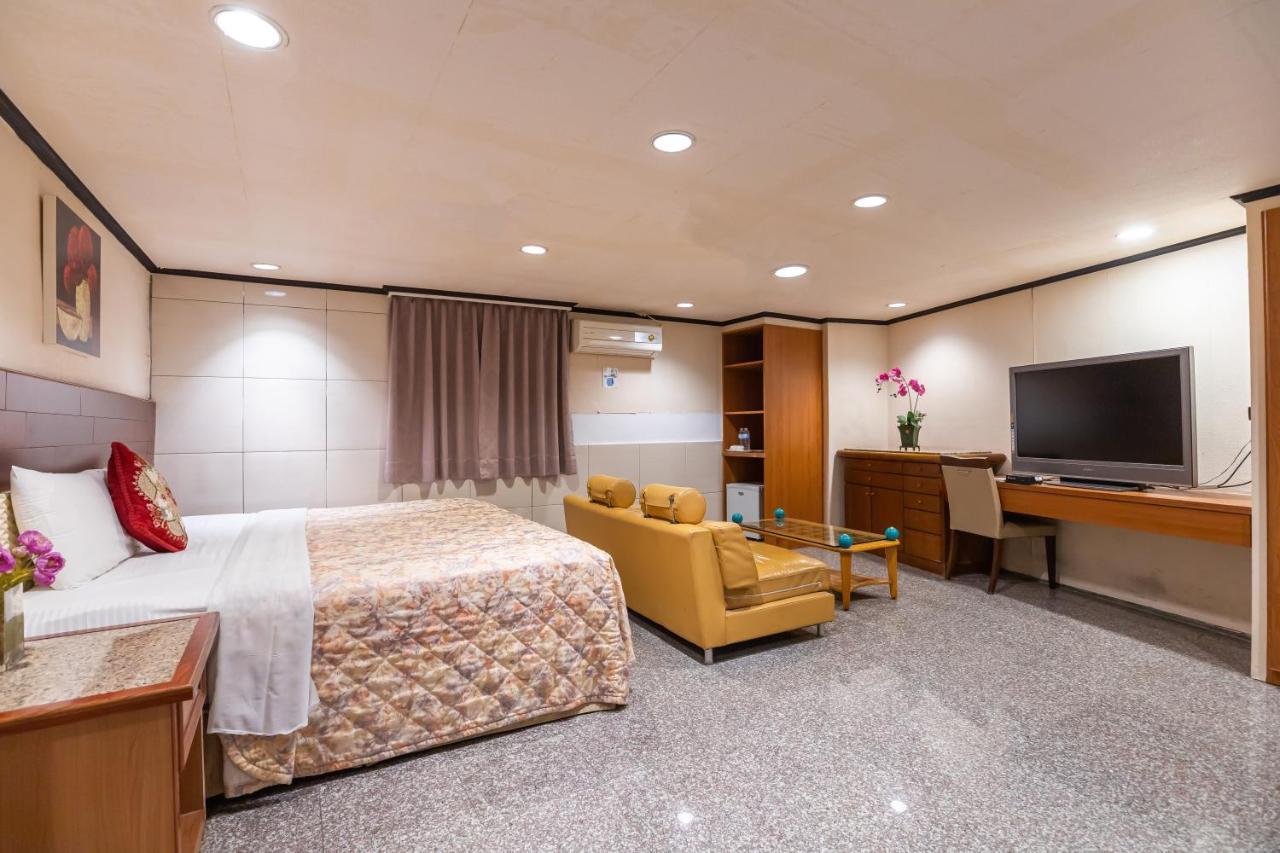 Yi Pin Business Hotel 타오위안 외부 사진