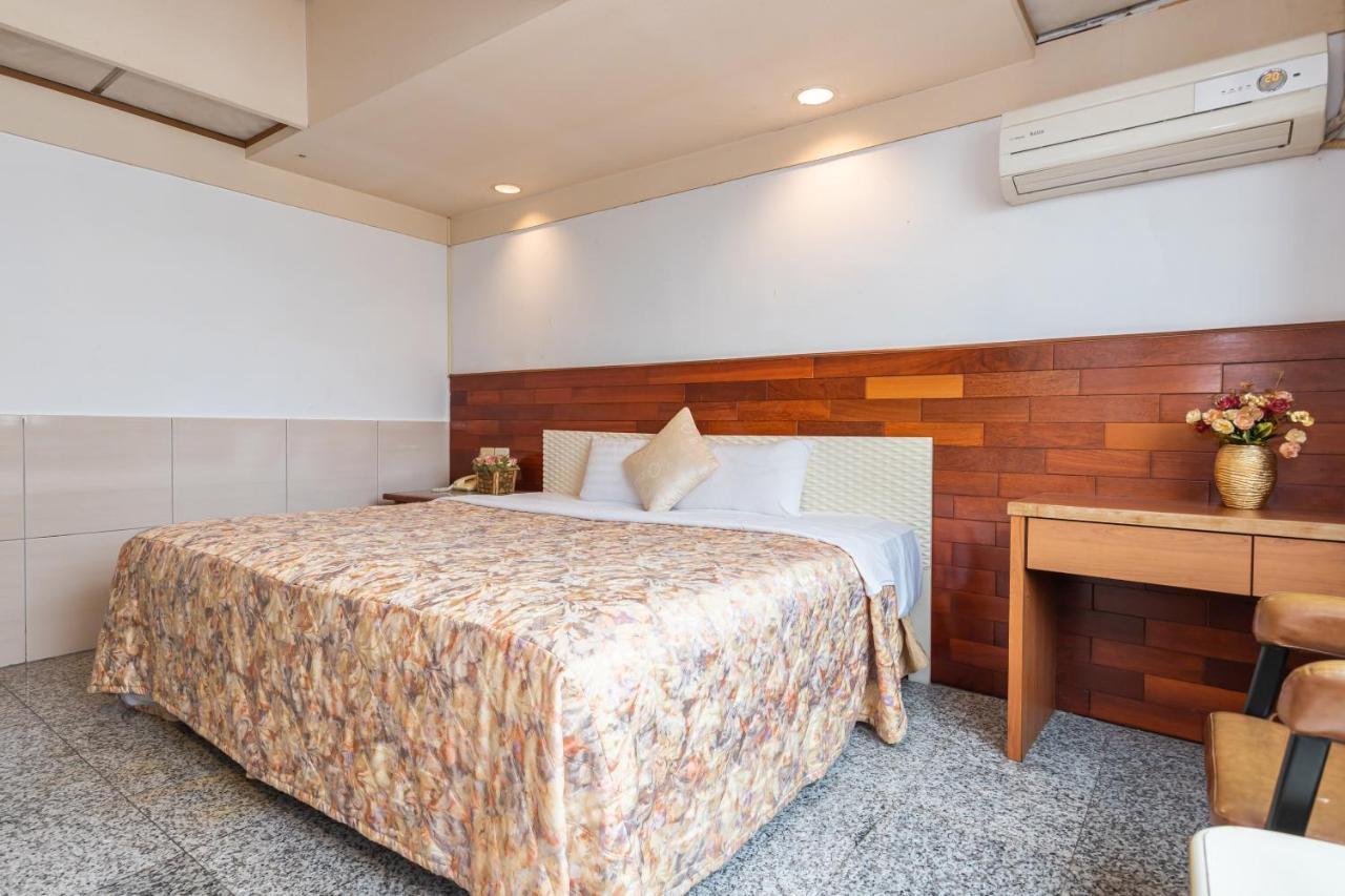 Yi Pin Business Hotel 타오위안 외부 사진